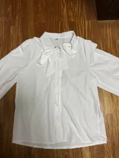 リボン付きホワイト長袖シャツ