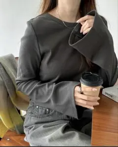 and me テレコリブバックオープンフレアスリーブトップス