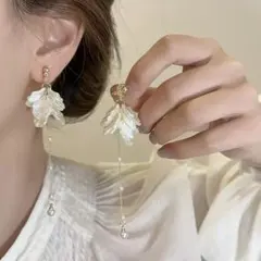 イヤリング　白い花びらとパールが揺れる