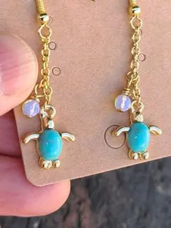 ♥️～ピアス～海亀ホヌターコイズとオパール(人工)のゆらゆらロングピアス