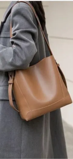 ミニミニストア　キャメルブラウンレザー風ショルダーバッグ　仕切り多い　軽量美品のサムネイル