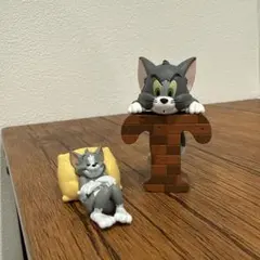 トムとジェリー ガチャガチャ トムフィギュア2点セットのサムネイル