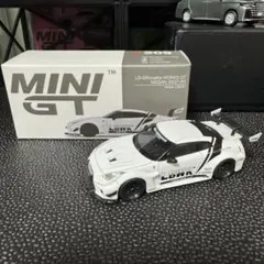 MiniGT R35 LBWK ホワイト　ブラック　レア 1/64スケール1/64 MINI GT「LB-SILHOUETTE WORKS GT 35GT-RR