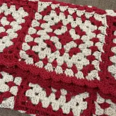 赤とクリーム色のグラニースクエアブランケット
