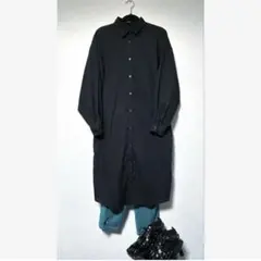 黒の長袖シャツ