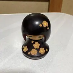 伝統的なこけし 黒色 金色花模様