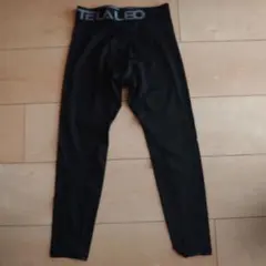 黒のスポーツ時使用のスパッツ