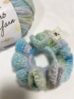 ハンドメイド　ダブルフリルデザインのニットシュシュ　鍵編み　ハニカムヤーン