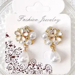 ホワイト　お花　フラワー　パール　揺れる　ハンドメイドピアス　イヤリング