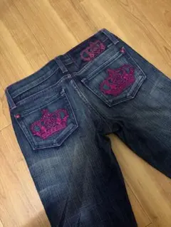Rock & Republic ローライズ ブーツカットデニム ピンク刺繍のサムネイル