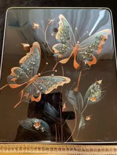 蝶のデザインの金属製置物