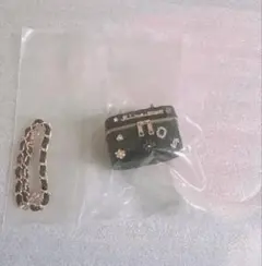 ジルバイジルスチュアート ミニブローチバニティキーホルダー ブラック ガチャ