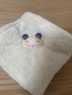 フェリシモ おがくずに埋もれて眠るハムスターのハンカチのサムネイル