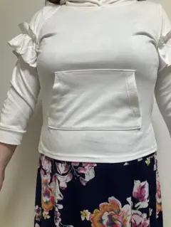 トッコクローゼット白の長袖袖がふりるで可愛らしいデザイン