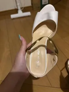 ホワイトオープントゥサンダル ゴールドストラップ