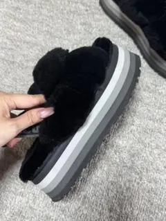 UGG ブラックファー厚底サンダル