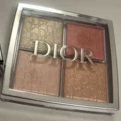 Dior ハイライトパウダー 004