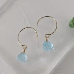 スカイブルーのハイドロクォーツ煌めくラウンドフックピアス