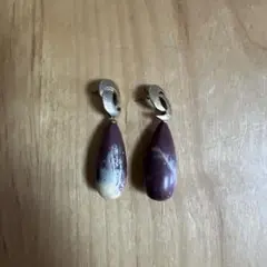 紫と白のドロップ型イヤリング