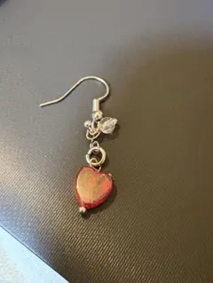 ハート型赤ビーズピアス