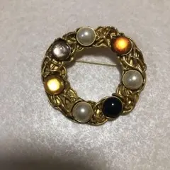 ゴールド 円形ブローチ 多色ストーン