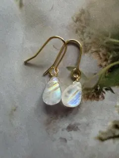 レインボームーンストーンピアス