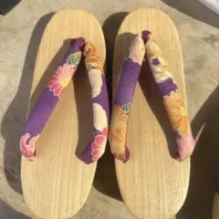 花柄鼻緒の木製下駄