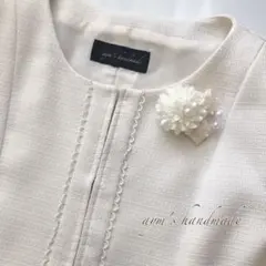 小さな白いコサージュ　入学式　卒業　卒園　入園　ハンドメイド　ホワイト＆ベージュ