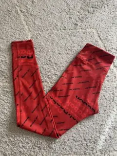 キレイな赤が目を引く Reebok スポーツレギンス