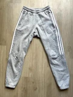 adidas originals ライトグレー スリム ジョガーパンツ