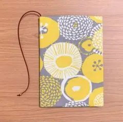 《 四六判》ブックカバー ハンドメイド ポンポンフラワー イエロー