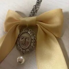 イエロー リボン イニシャルT チャームのサムネイル