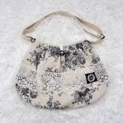 【美品】コットンリネンの大人可愛いショルダーバッグ（モノトーン花柄×レース）