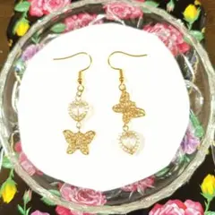 揺れる〜ハート&蝶〜アシメントリー〜ピアス　イヤリング　ハンドメイド