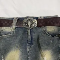 装飾的バックルのブラウンレザーベルト