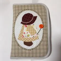 ハンドメイド　スーちゃんと花かごのアップリケと刺繍 お薬手帳・診察券ケース