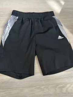adidas ハーフパンツ 黒 サイドデザイン