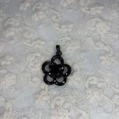 ペンダントトップ　黒い花モチーフ
