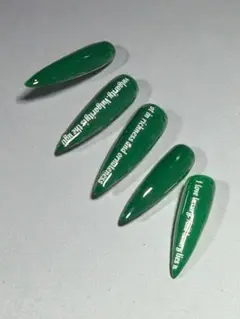 ネイルチップ　【 シンプル 】グリーンベース×英字【ポイントロング】