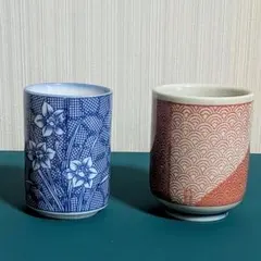 青い花柄・青梅波模様の湯飲み 2個セット