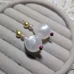 オパール風ドロップ型ピアスまたはイヤリング