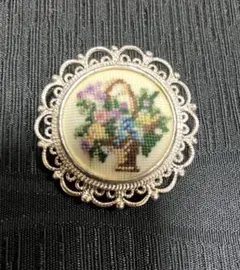 プチポワン　ヴィンテージ AUSTRIA製 刺繍ブローチ 花柄　花籠