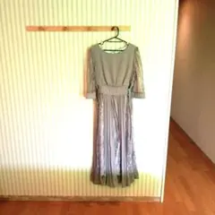 エレガントな薄紫のロングドレス