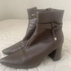 ブラウン ショートブーツ 中ヒール ベルト付き