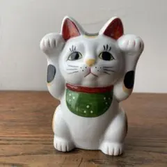 招き猫　陶器　緑の前掛け　白　三毛猫　両手招き