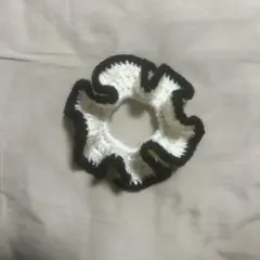 白黒 フリル シュシュ