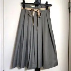 美品　未使用に近い　グレー　ロゴリボンテープ　ひざ丈タックスカート　フィント