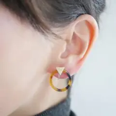 【未使用近】べっ甲フープと真鍮三角チャーム 樹脂ノンホールピアス イヤリング