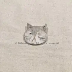【ハンドメイド】石粉粘土 陶器風 ブローチ 北欧風 ふきげんねこ