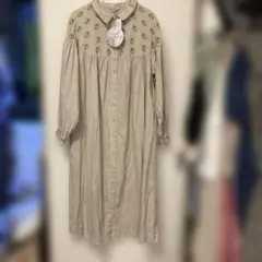 サマンサモスモス　　アカベリアス胸刺繍ワンピース　　ベージュ